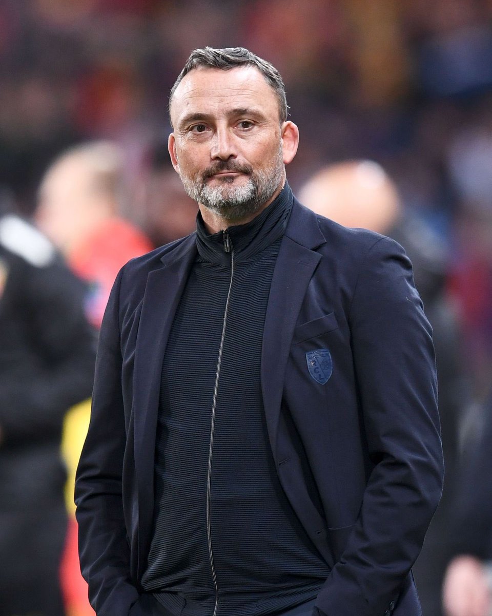 ActuL1_'s tweet photo. 🚨 La longue et honnête LETTRE d’adieu de Franck Haise au RC Lens et ses supporters 🥹❤️💛

« À Lens, merci.

Au public du stade Félix Bollaert-Delelis, à toutes les supportrices et tous les supporters, et à toutes celles et ceux qui font le RC Lens, au sein du club et en dehors.

Comme vous le savez désormais, j'ai choisi de quitter le RC Lens, après sept ans passés au sein de ce club à part dans le football français et dans mon cœur. Avant de tourner formellement cette page, j'ai souhaité m'ouvrir auprès de celles et ceux qui font la magie de ce club et qui auront rendu cette expérience si spéciale.

Au RC Lens, j'ai eu le bonheur de connaître différentes réalités. Je me souviens encore de mon arrivée au club et de mes sensations lorsque, pour la première fois, je traversais Avion, la commune où se situe La Gaillette. J'ai d'abord intégré le club pour prendre la tête de l'équipe réserve. En 2020, en pleine période Covid, des dynamiques dont seul le football a le secret me propulsent sur le banc de l'équipe première. Bollaert est alors vide, et pourtant, je mesure pleinement l'importance de cette tâche, celle d'entraîner le RC Lens, pour le peuple sang et or.

J'aurai la chance, les saisons suivantes, de vivre de fabuleuses émotions avec vous. Aujourd'hui, au moment de prendre du recul sur mon expérience, je mesure l'intensité de ce que nous avons vécu ensemble. Je crois que cette intensité aura été le fruit d'une rencontre : celle d'une équipe qui ressemble à son public, et celle d'un public fier de voir son énergie et ses valeurs retranscrites sur le terrain. 

Si je suis honnête, je vous dirai que je n'ai pas toujours eu le loisir de profiter totalement de ces ambiances. Pris par l'enjeu des matchs et les responsabilités qui étaient les miennes, j'ai le plus souvent tâché de rester dans une bulle. Il m'est arrivé, à quelques reprises, de pouvoir les savourer pleinement, et même d'y participer...
Je sais la magie unique qui habite les tribunes du stade Bollaert. Je prendrai le temps, un jour, de mieux la raconter.
Je porterai longtemps en moi, je l'espère pour toujours, ce que nous avons vécu ensemble. 

Avec les joueurs, les premiers acteurs de nos épopées. Avec l'ensemble du staff sportif et administratif du club qui nous a permis de travailler à la hauteur de nos exigences. Avec Arnaud Pouille et Florent Ghisolfi - et grâce à la confiance du président Oughourlian - avec qui nous avons, à trois, dessiné le projet et concrétisé nos ambitions pour ce club. Cet équilibre collectif aura été la clé de nos succès. Avec Benjamin Parrot et son équipe, envers qui je partage une pensée chaleureuse pour le travail réalisé et les échanges fructueux lors de ces quatre années passées à la tête de l'équipe première. Et enfin, avec vous, supportrices et supporters, sans qui le football, et encore plus à Lens, n'aurait pas la même signification.

C'est sur ces quelques mots, les plus sincères, que je vous dis au revoir. En vous remerciant pour ce que nous avons vécu ensemble. En vous souhaitant une excellente saison à venir et un futur réjouissant, sur les terrains et en dehors. En continuant de partager avec vous cette passion dévorante pour ce sport fabuleux.

Merci Lens, et au revoir.

Franck Haise »

(Via @lavoixdunord)