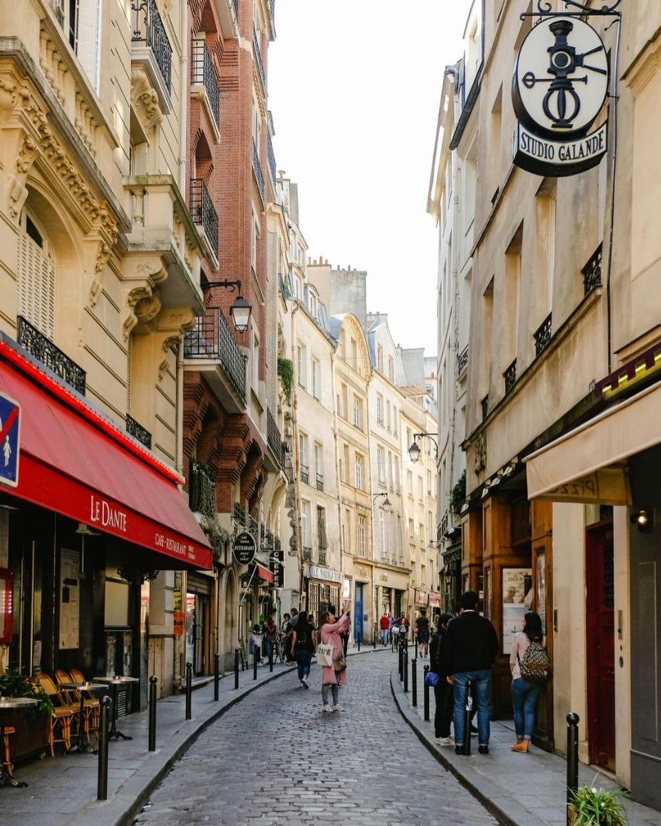 dr_edit1's tweet photo. Transforming a Parisian street: From natural charm to vibrant colors with enhanced contrast and saturation near Studio Galande

Wallpapers,Presets &amp; E-Book: https://t.co/0pySl223d7

#photoediting #beforeandafter #UrbanPhotography #StreetPhotography #Photography https://t.co/pMbBWYitZb
