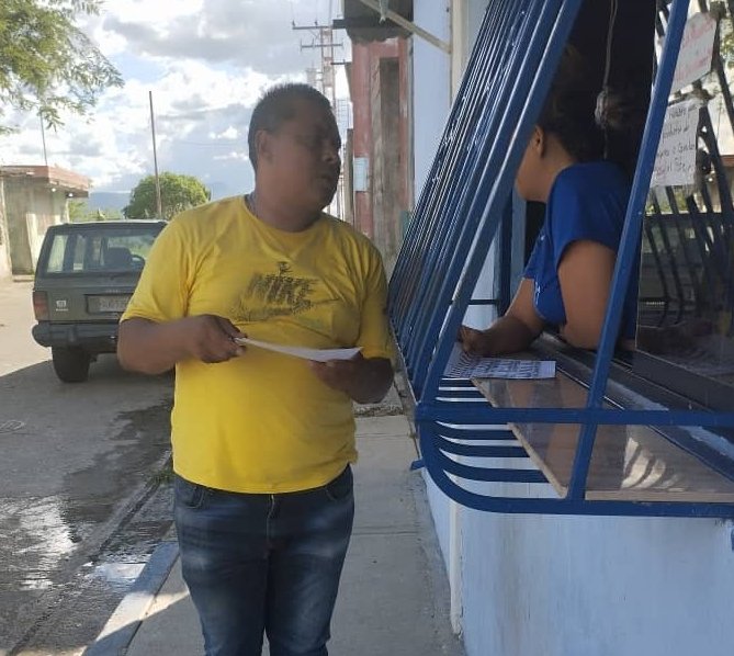 PJCuaUrdaneta's tweet photo. Casa x Casa en la Comunidad de Antonio José de Sucre @Cuavallesdeltuy orientando e informando al pueblo como votar este #28DeJulio por @EdmundoGU en la Tarjeta de la #Unidad la de la manito 👍🏽 @Pr1meroJusticia @PJ_EdoMiranda @ActivismoPJ @PJFamiliarNac #JusticierosConEdmundo https://t.co/nMZH7oYz1o