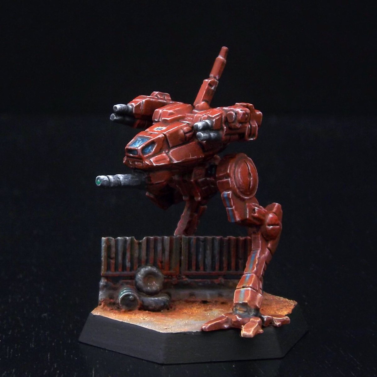 A Locust of the FedCom Draconis March Militia.

This 'Mech was one of my favorites from the original MechWarrior PC game.  Its speed and small stature were a problem for the heavier 'Mechs.
#battletech #miniaturepainting