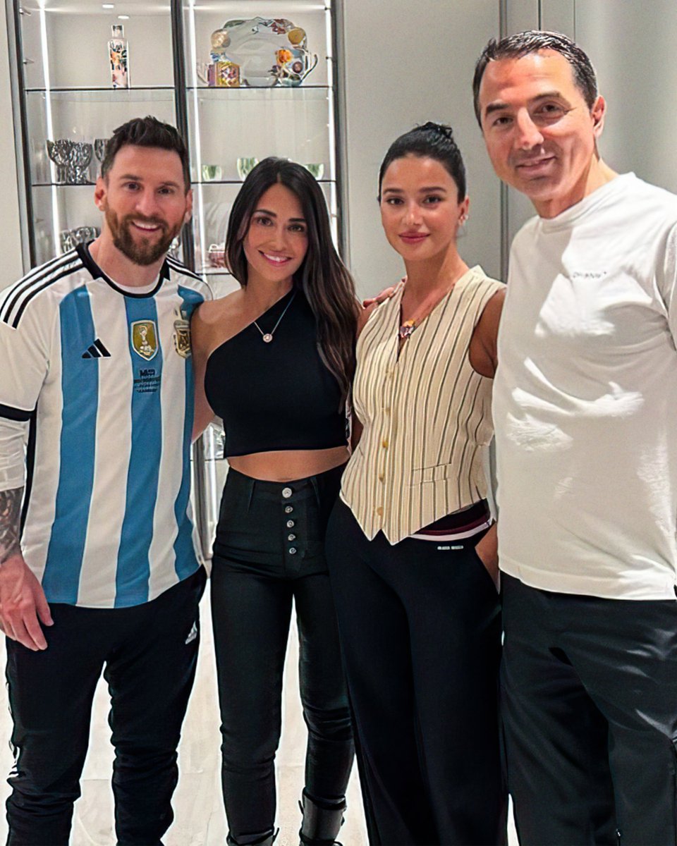 BarcaWorldwide's tweet photo. Antonela: “Please dress nicely tonight.”⁣

Messi: https://t.co/lTK71aIggI