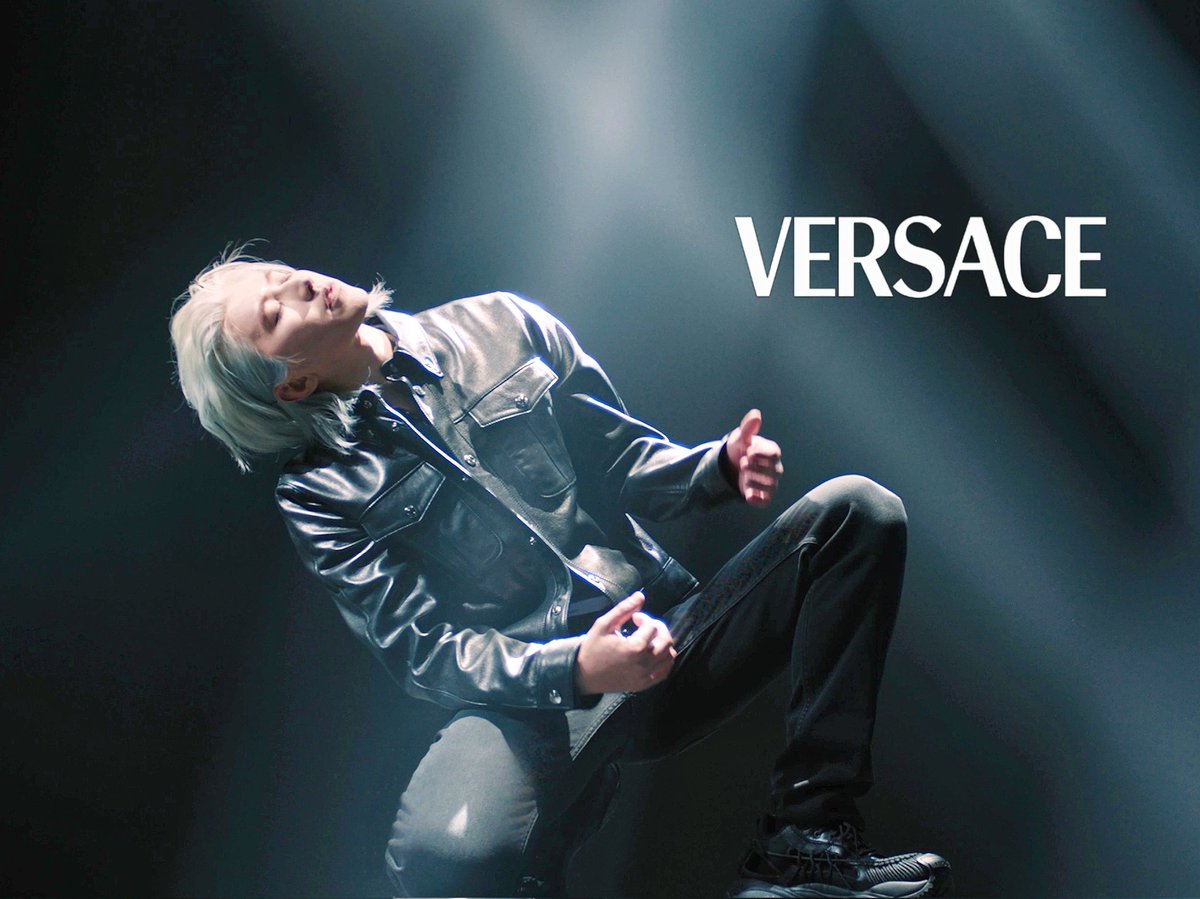 KUN_Fanclub's tweet photo. VERSACE × KUN

#CaiXukun #KUN
#Versace
@CXK_official https://t.co/6MVaY2ObNx