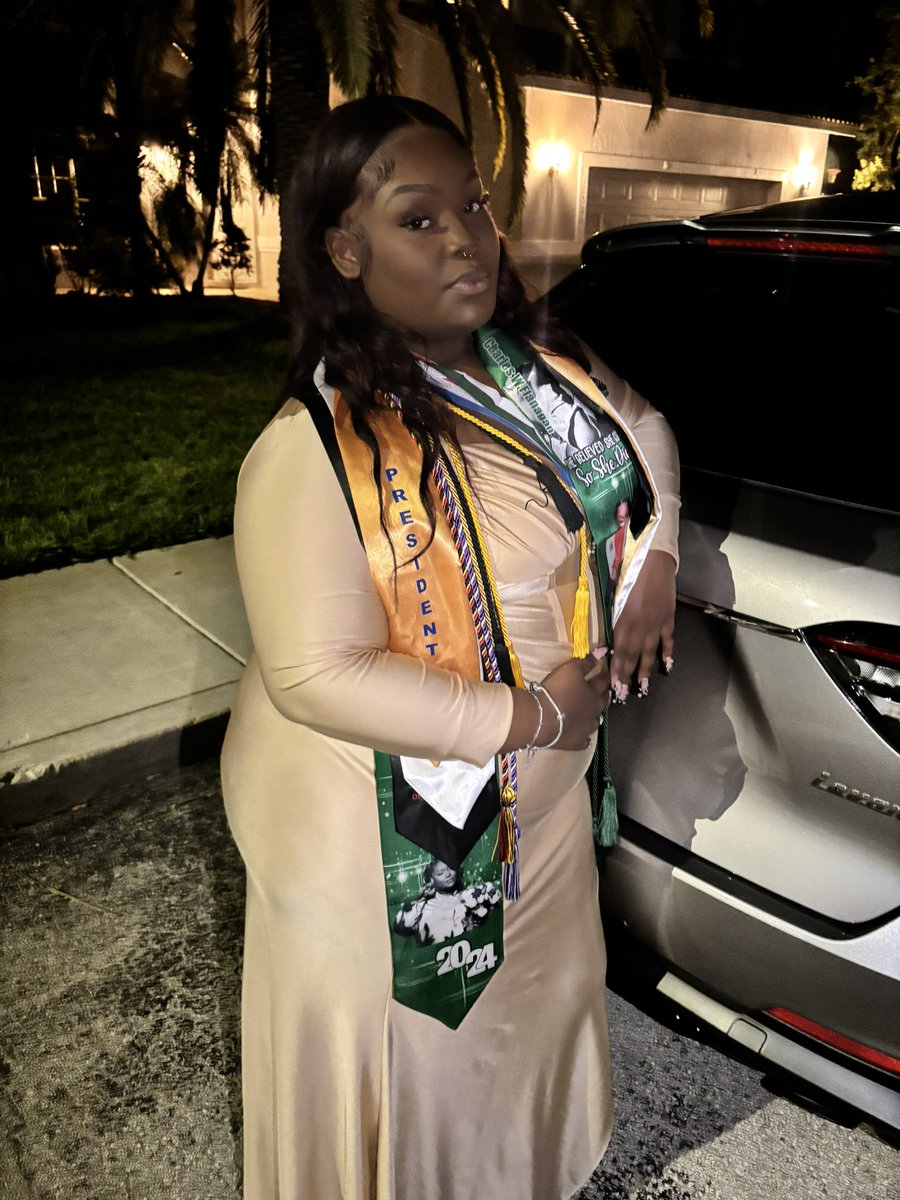 iiam_zanii's tweet image. wait i graduated too 🎓