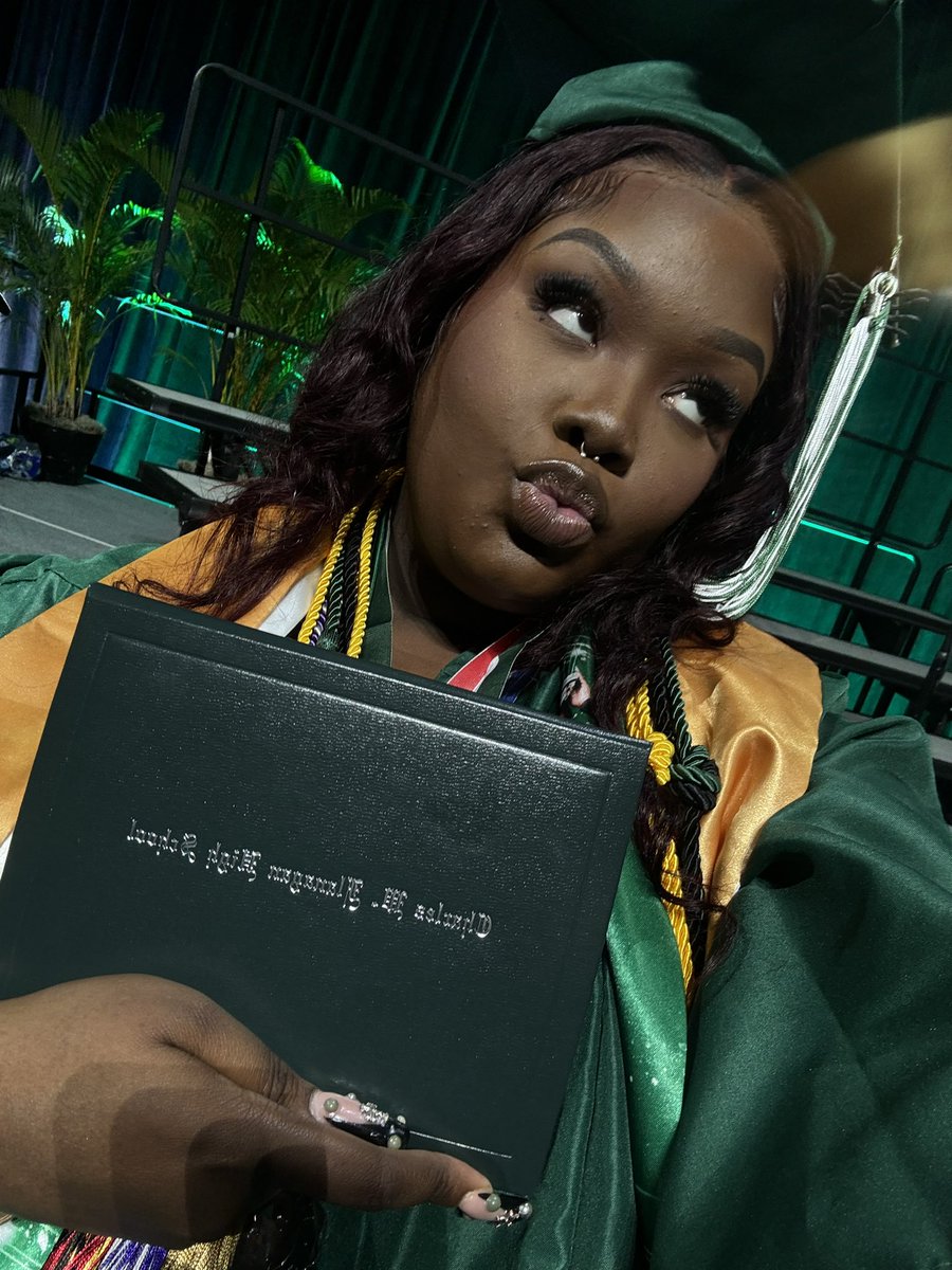 iiam_zanii's tweet image. wait i graduated too 🎓