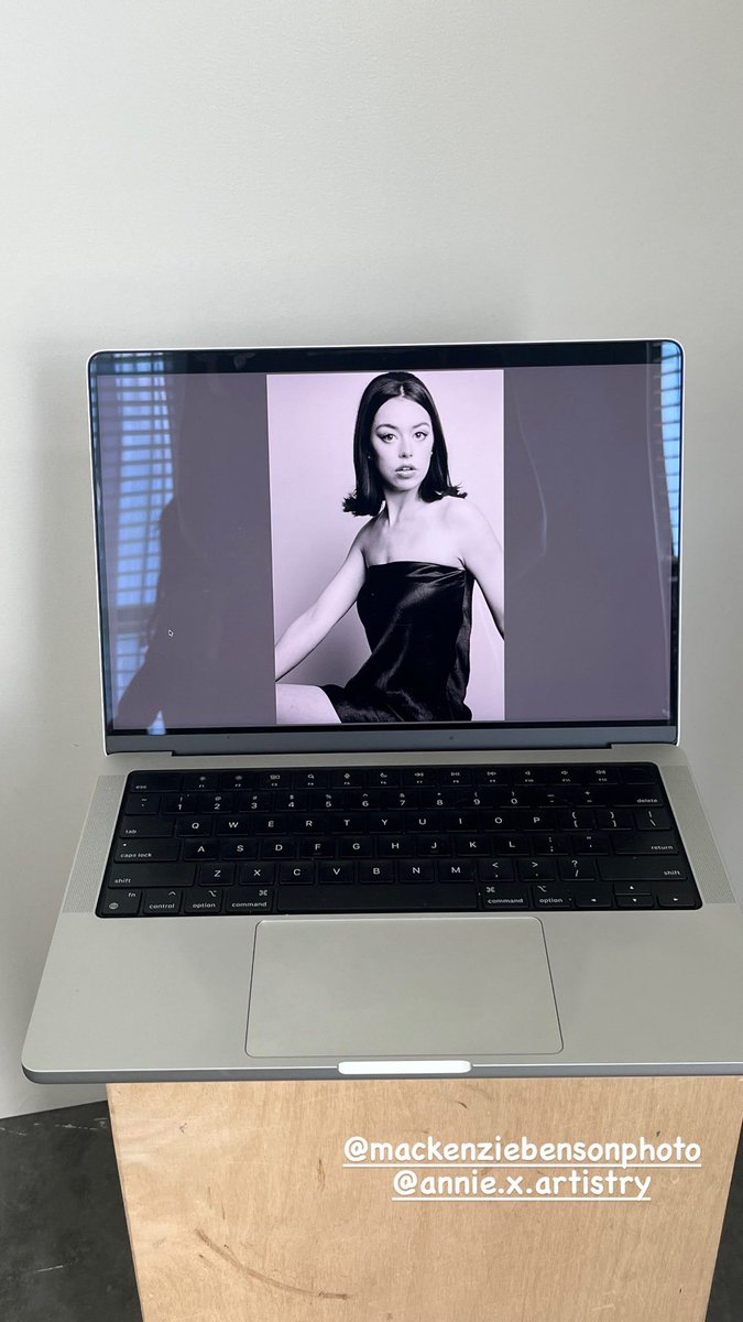 O poder! Anneliese Judge compartilhou em seu Instagram Stories um pouco mais dos bastidores de sua nova sessão de fotos.