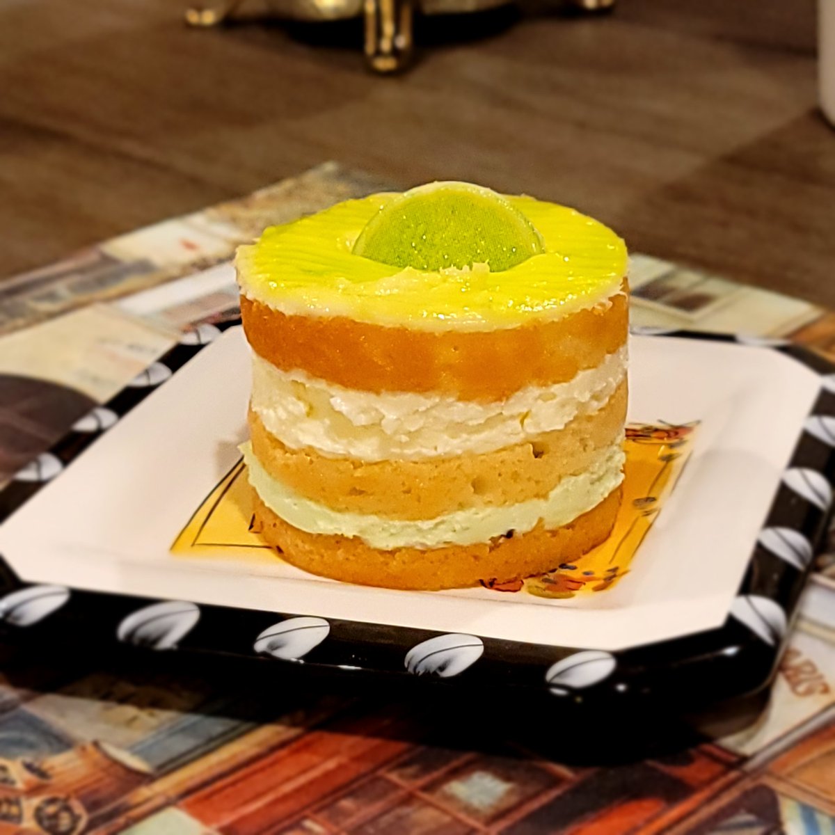jen_deslauriers's tweet photo. It's almost too adorable to eat 😍😂 🍋 #keylime #cake #minicake #dessert #teamcake #snacktime 😋😉 https://t.co/W74Hl1679g