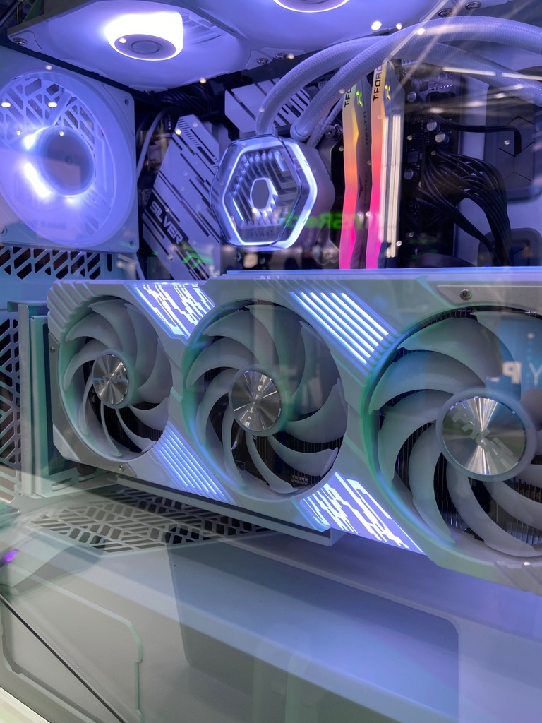 Palit_Japan's tweet photo. COMPUTEXのPalitブースでは、日本市場で人気のPalit GeForce RTX 4070 Ti GamingPro Whiteも展示しております!自作の参考にしてくださいね♪
#Palit #Nvidia #Computex #Computex2024 #RTX4070Ti #GamingPro #WhiteOC #WhitePC #GPU #pcgaming #graphiccard #custompc #pcbuild #pcsetup #pc https://t.co/oYmKZ1Vjgs