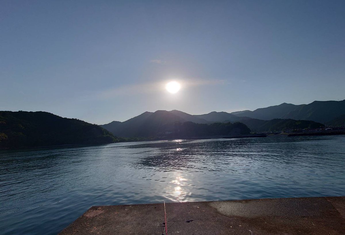 inochinoshinka_'s tweet photo. 生まれたばかりの太陽は弱かった
太陽もまた生命のために都合よく輝いてくれたのだ。
少しずつ 熱量を増やし
地球の環境が整うのを待ってくれているかのように
だんだんと明るい太陽になっていった
月と同じように
太陽もまた生命を育むのが目的のように輝いてくれたのだ
#命の進化
#P115
#太陽 https://t.co/ivgxW8M0YM