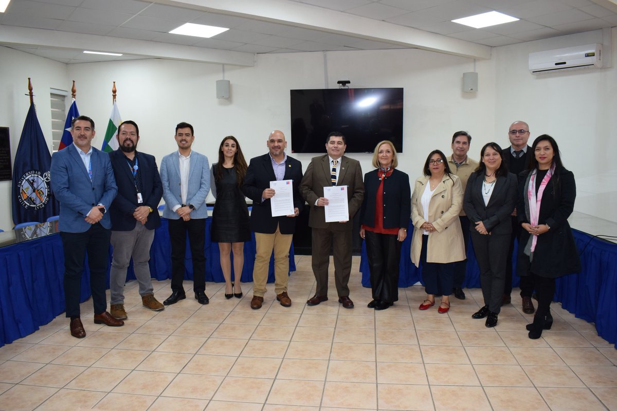 RectorUNAP's tweet photo. EDUCACIÓN | Como #UNAP y para intercambiar experiencias en docencia,  prácticas, investigación y vinculación con el medio, suscribimos un convenio con el el director ejecutivo del Servicio Local de Educación Pública (SLEP) de #Iquique, Najle Majluf.
👇
https://t.co/3a38gQuoPj https://t.co/AU5n3vkfi5