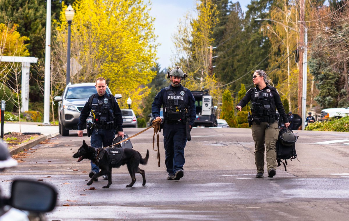 Teamwork makes the dream work 🤝 <a href="/ClarkCoSheriff/">Clark Co Wa. Sheriff</a>

#vanpoliceusa