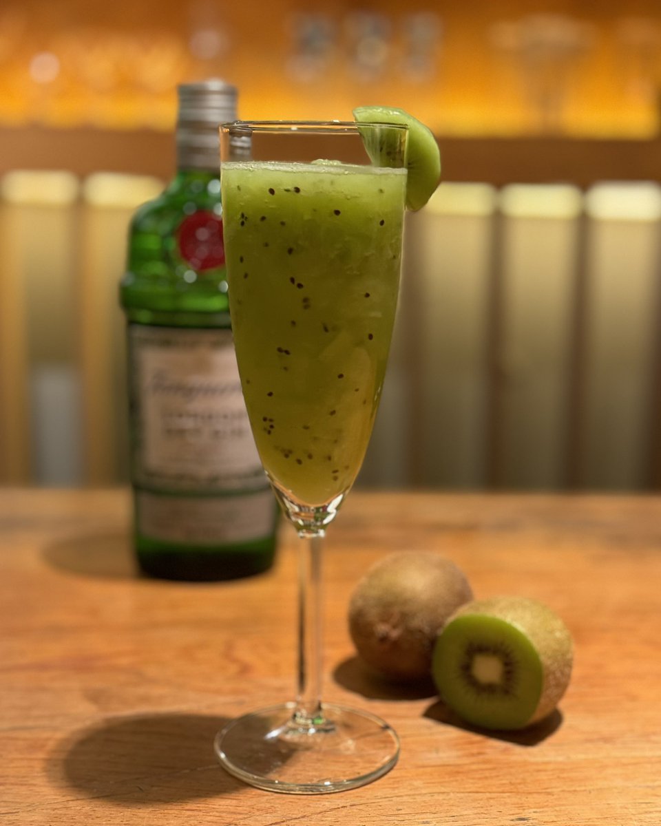 341gion's tweet photo. 🦇紅蝙蝠🦇
季節のフレッシュフルーツカクテル🍸

6月7月はキウイ🥝×ジン

「ゴロゴロキウイのカクテル」

マッシャーで荒く潰したキウイがお口にごろっと入ってくる初夏らしいカクテルに仕上がりました✨️

甘酸っぱい爽やかなカクテル、是非お試しあれ♡ https://t.co/A5FlRACpc0
