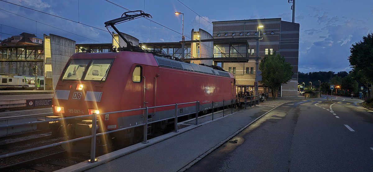TWeinlein's tweet photo. Guten Morgen aus Spiez🙋
Gleich geht es hier vom Migros Stumpen LZ nach Thun und dann bin ich der Schieber für unseren #Tonzug bis Brig.
Dann drückt mal die Daumen, dass alles glatt geht 😬
Gute Start in den Tag ✌️ https://t.co/UslN7iZpNe