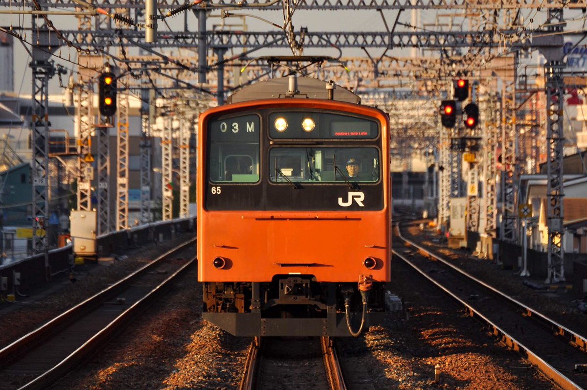 hs3419x's tweet photo. 大阪環状線から201系が引退して今日で5年。
改めて思い出のカットをまとめました。

関西では永遠に103系の脇役な201系でしたが、大阪在住時代に真面目に追っかけてた期間は本当に楽しかった。
リプ欄でも少しだけ思い出を語ります。

2019.6.7
森支臨5925  201系LB9編成
5年前の今日も金曜日でした。 https://t.co/tfrwtEydmI