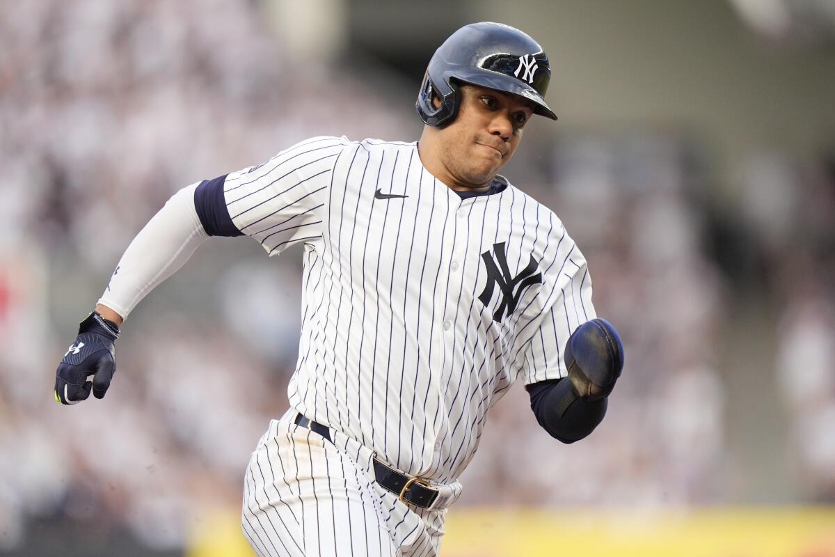 YanksCrew's tweet photo. Juan Soto exited tonight's game with left forearm discomfort, the #Yankees announced. https://t.co/HTKnEV4DWI