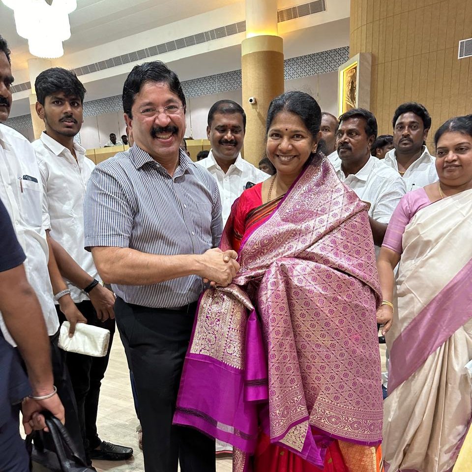 Dayanidhi_Maran's tweet photo. கழகத் தலைவர் மாண்புமிகு தமிழ்நாடு முதலமைச்சர் திரு@mkstalin அவர்களின் வழிகாட்டுதலின்படி, மீண்டும் தூத்துக்குடி நாடாளுமன்ற உறுப்பினராக வெற்றி பெற்றதையொட்டி, கழகத் துணைப் பொதுச் செயலாளர் திருமதி@KanimozhiDMK  அவர்களை வாழ்த்திய இனிய நிகழ்வில்... https://t.co/vaunjC1P4J