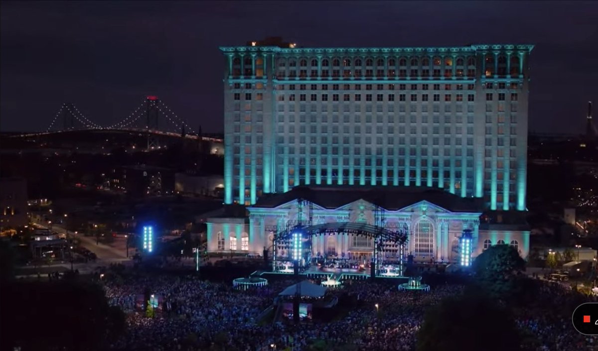 mike_stefani's tweet photo. Amazing night for an amazing building. A new chapter has begun 🤩📈#MichiganCentral #Detroit https://t.co/pTcH9oQHg0