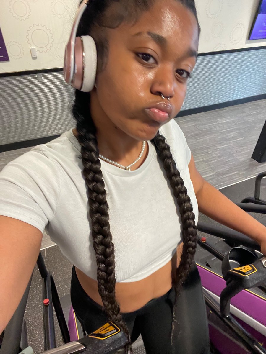 ihatepeons1's tweet photo. damn stair master is hell 😣😣 im finna be petite tho #gymbaddie #size00 https://t.co/PIDTjKqowa