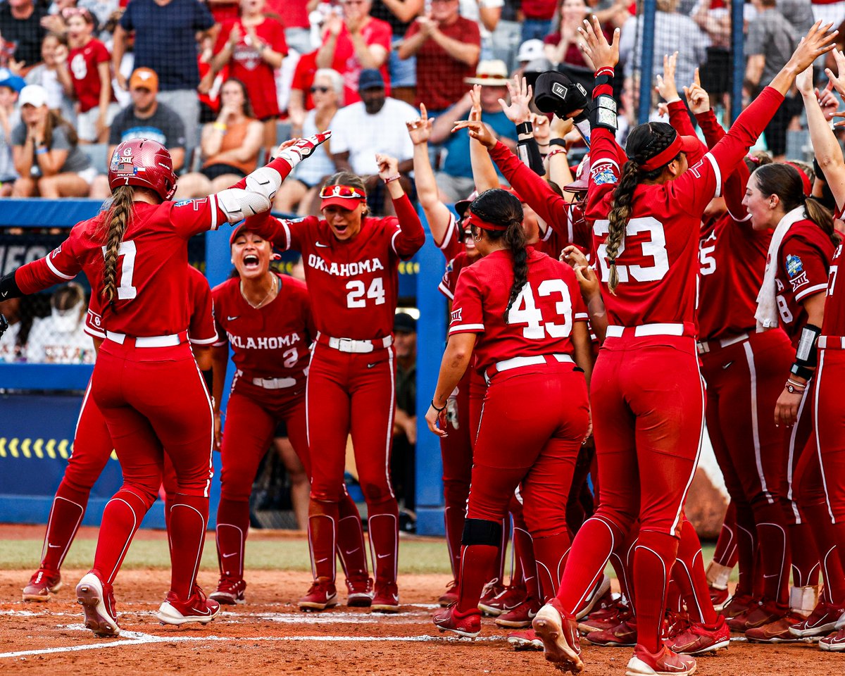 sportingnews's tweet photo. FOUR PEAT FOR OKLAHOMA 🏆 @OU_Softball 

◽️ Four straight National Championships
◽️ 235-15 record in last 4 years
◽️ Outscored opponents 2,236-370 last 4 years https://t.co/SCanqVoZkV