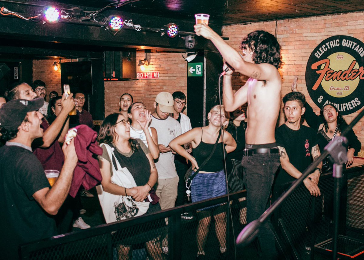 Un brindis por <a href="/lafechaespacial/">lafechaespacial</a> y por todos los que hicieron posible un festejo más de <a href="/HabitantesMX/">Habitantes</a> y <a href="/reverphone/">Reverphone</a> 🫀 nos vemos el siguiente año 👽🍻👽