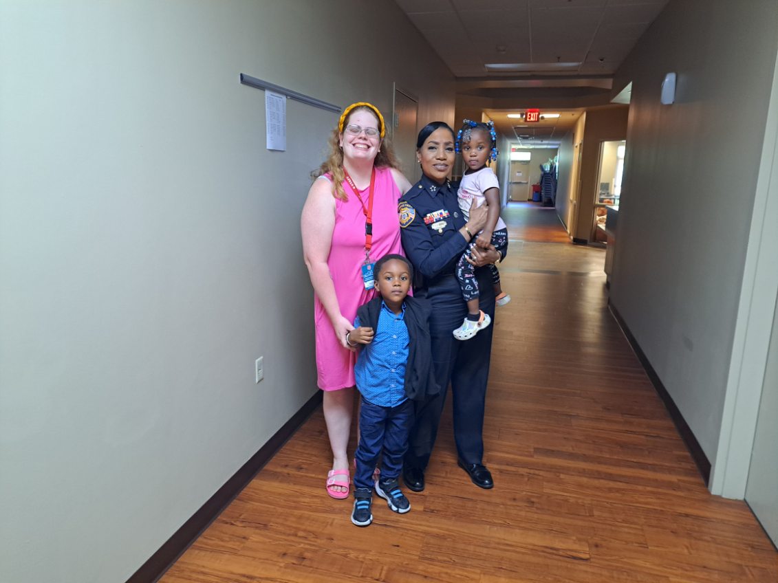 MEM_PoliceDept's tweet photo. Salvation Army Memphis Area Command & Purdue Center Of Hope welcomed Chief Davis and gave her a grand tour today. Thank you Salvation Army for all you do in the community!
#MPD #MemphisPoliceDept #TheSalvationArmyMemphis #MemphisFinest #BestinBlue #MPDinthecommunity https://t.co/b3iUAueyPx