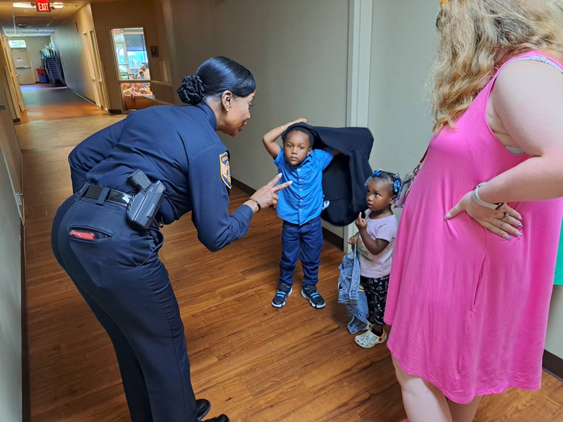 MEM_PoliceDept's tweet photo. Salvation Army Memphis Area Command & Purdue Center Of Hope welcomed Chief Davis and gave her a grand tour today. Thank you Salvation Army for all you do in the community!
#MPD #MemphisPoliceDept #TheSalvationArmyMemphis #MemphisFinest #BestinBlue #MPDinthecommunity https://t.co/b3iUAueyPx