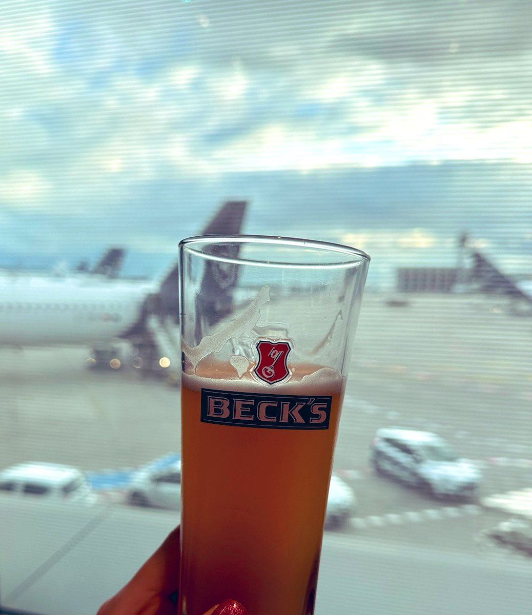 firstclassjgcs1's tweet photo. 久しぶりのフランクフルト🌭空港ヽ(o･ω･o)ﾉ♪︎
セネターラウンジが遠くてめんどくさかったので近場のビジネスクラスラウンジで済ませたら激混みでした😂

ルフトのアメニティはポルシェデザインでした🎵

ワールドショップにRIMOWAは🙅‍♀️。Steiff🧸ちゃんはいた🩷

#Lufthansa #Senatorlounge https://t.co/aZMK205H5I