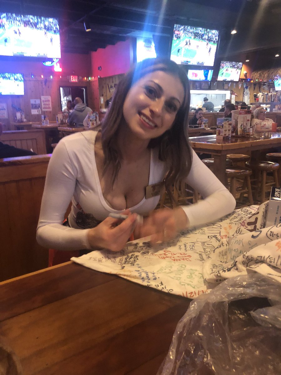 RoamingHootersT's tweet photo. Had a great time at the Albany, New York Hooters https://t.co/pXgvS1d5TK