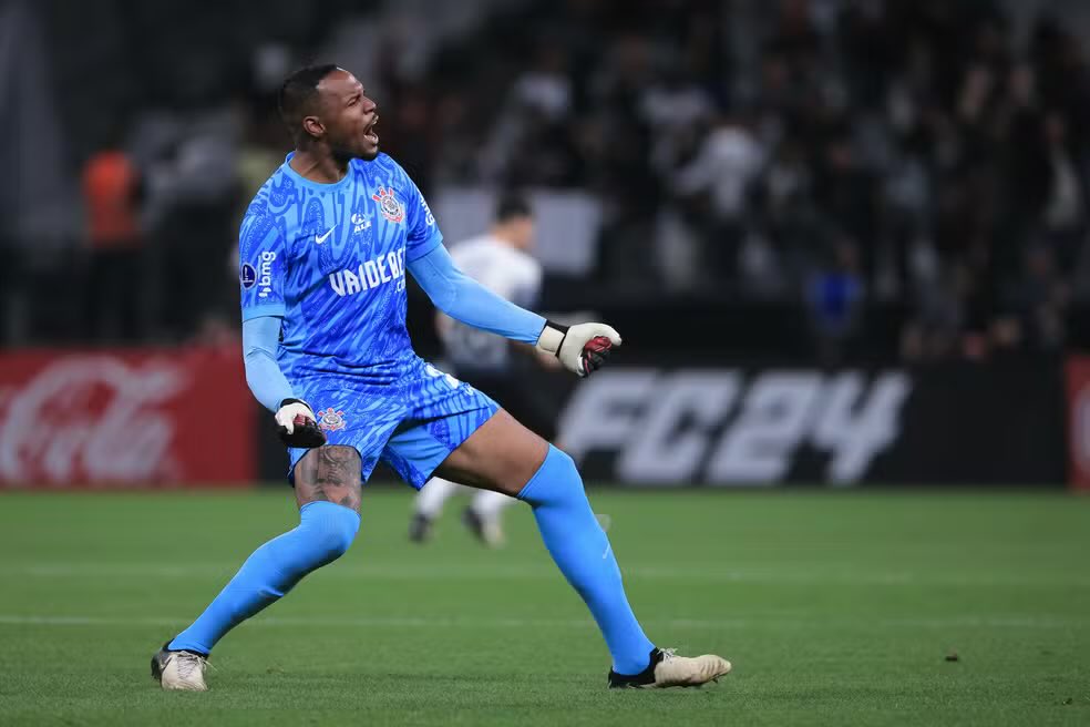 povotime1910's tweet photo. Carlos Miguel é o novo goleiro do Nottingham Forest, da Inglaterra, a equipe terminou a Premier League na 17ª posição. 

🗞️ [@pozella]
📸 [Ettore Chiereguini/AGIF] https://t.co/A1Iv0J7hDi