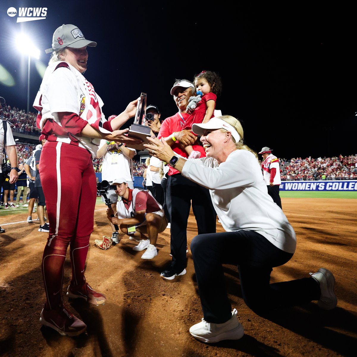 Kelly got her flowers 💐

#WCWS x <a href="/OU_Softball/">Oklahoma Softball</a>