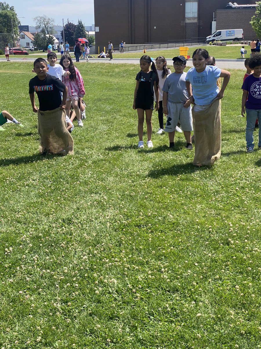 mpetersonD87's tweet photo. Field Day Fun! @RileyD87 https://t.co/SpP5jQVx3w