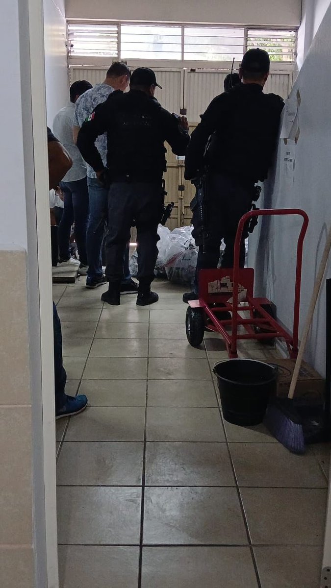 GabyCuevas's tweet photo. Todo México ve con preocupación el deterioro democrático en #Jalisco. 

Hace unas horas, por la puerta trasera del Consejo Municipal #Guadalajara, metieron bolsas de basura con blocks de boletas.

🧵 https://t.co/Xh34I7UUo0