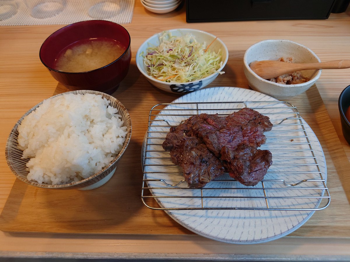 Lunch_AKB's tweet photo. 山本肉炭の『牛定食』
ランチ営業時間：11:30~14:30

炭火焼きの香りが食欲をそそる！
セットについてくる生卵とそぼろで作るTKG！
電子マネーが使える！
#ランチ
#浅草橋
#浅草橋ランチ https://t.co/0hx6InlisO