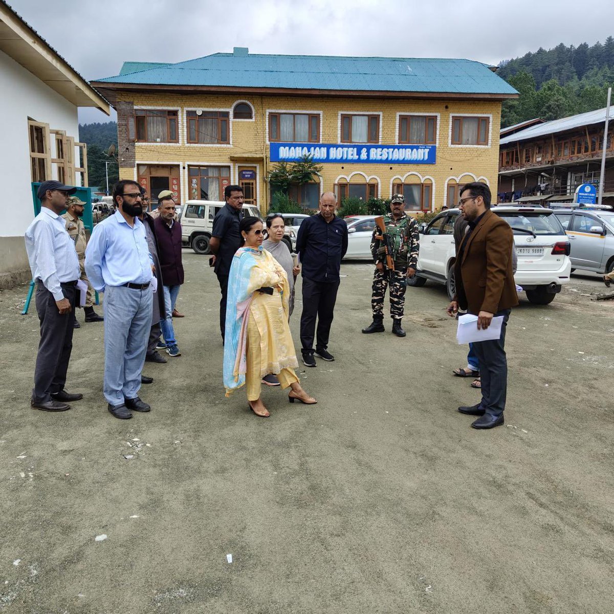 MC_Gulmarg's tweet photo. Commissioner Secretary HUDD, Ms. Mandeep Kaur inspected SWM plant in Kunzar &amp; also took stock of other ongoing works in Kunzar &amp; Tangmarg Municipalities. Comm. Secretary was accompanied by Director ULBK, Executive Officer (MC) &amp; other officers.
@JKHUDD1 @DULBKASHMIR @DCBaramulla https://t.co/A2h3GOivaV