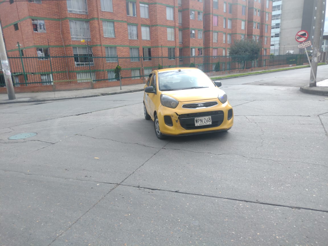 GamerDavid_15's tweet photo. #Denunciapublica ⚠️
Este taxista prácticamente "Se voló", luego de estrellarme y dejarme en el hospital mientras iba en mi moto rumbo a mi trabajo. El señor acordó pagar por sus actos con tal de no inmovilizar un taxi que ni siquiera es de él. (No quiere pagar)
@DenunciaWPN268 https://t.co/6VOVuUzsSj
