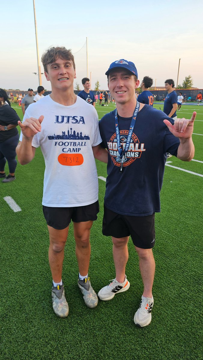aiden_slansky's tweet image. Had a great time tonight at the @UTSAFTBL camp. Thank you @HunterRittimann and @HoustonThomas16 for another great camp. #BirdsUp
@CoachMartin_18 @mcneill_josh @UTSAAthletics @CoachTraylor
