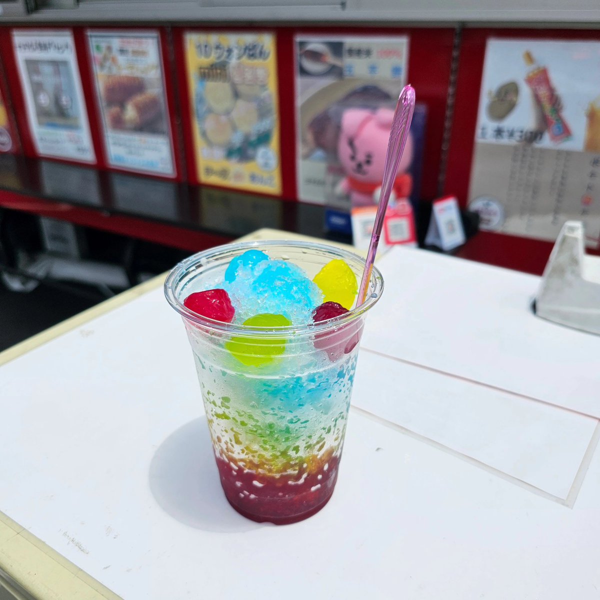 kts386010jp's tweet photo. かき氷🍧はじめます。
チョコバナナドリンク(飲むチョコバナナ)10ウォンぱんミニを乗せたアイスに
続いての夏メニューです。

#キッチンカー
#10ウォンぱんミニ
#かき氷 https://t.co/1PQL18XOce