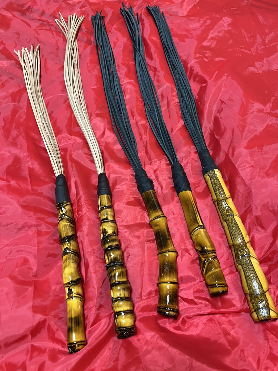 翁屋☆夜見鞭
栃木レザーの細革が手に入りましたのでバラ鞭にして見ました。
他にも竹根の先端に取り付けて見たいと考えています。革は少し硬めですから少し痛いかもです。私事でイベントへの参加が難しく成って居るので何とか皆様にお届け出来るように考えますね
その時には手にして見て下さい