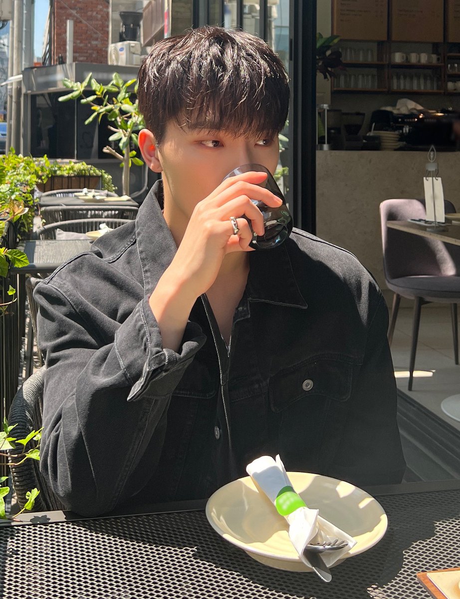 MANDU211's tweet photo. 요즘 그래도 디노를 꽤 알아가고 있다고 생각했는데 왼쪽이 위버스고 오른쪽이 인스타인걸 보니 아직도 많이 모르나보다.... https://t.co/oX8ar9TPiv