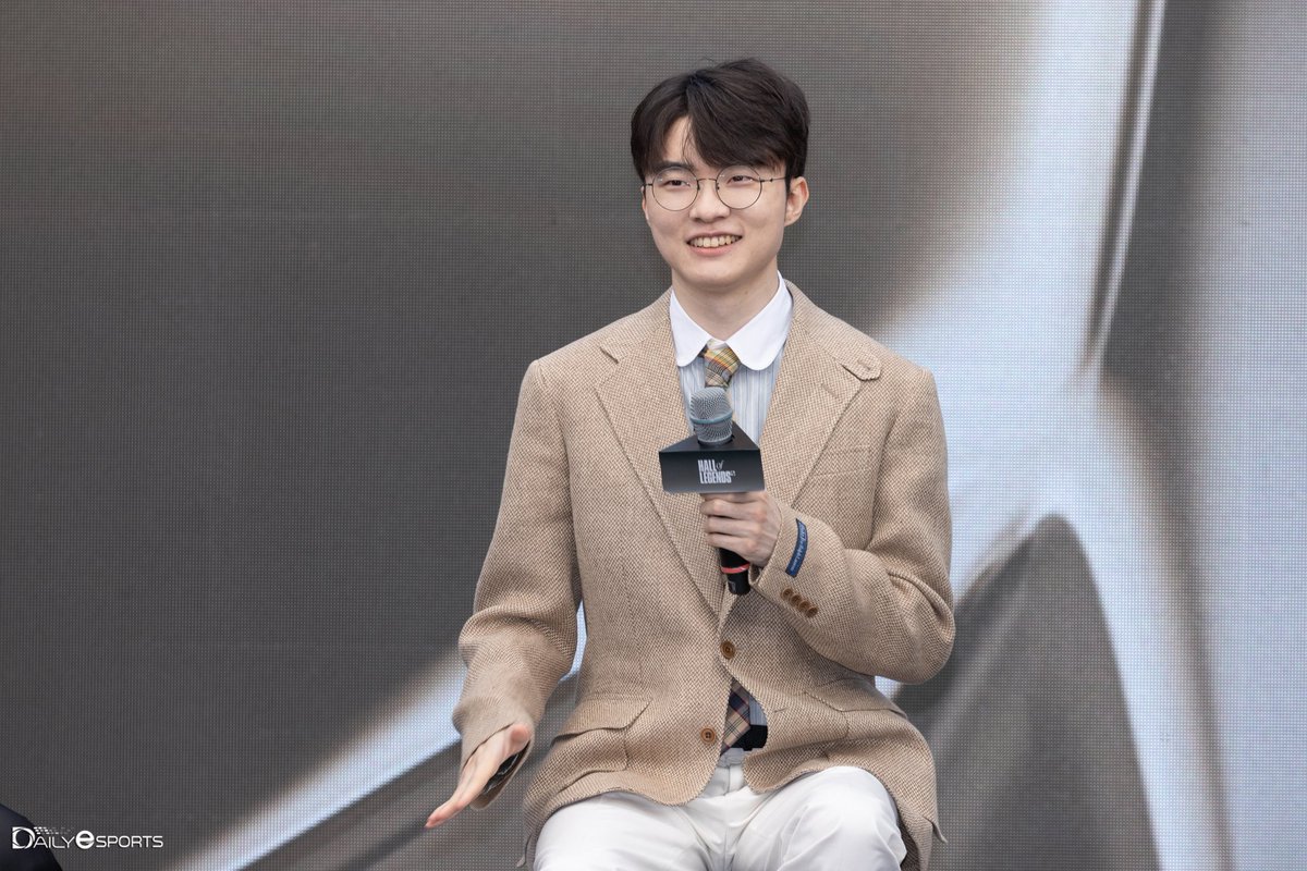 • Hilo de la traducción de algunas preguntas hechas a Faker durante la ceremonia como el primer miembro del salón de la fama de League of Legends.