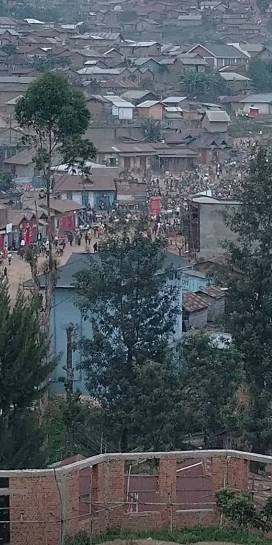 VolcansLes's tweet photo. #Guerre_du_M23:  Plus 10 jours après d'intenses combats autour de la cite de Kanyabayonga, cette dernière reste toujours entre les mains des #FARDC.

Ce jeudi 06 Juin, des combats ont été signalés dans l'après-midi entre rebelles et les @FARDC_off à #Bulindi.

Réputés dans les bombardements des cibles civiles, les rebelles ont largué une fois de plus environ 5 bombes dans la cité de #Kanyabayonga.
Aucun mort ni blessé n'a été signalé d'après le bourgmestre rural  de cette cité, qui note par ailleurs la destruction d'une maison par ces bombes venues des #M23_RDF. 

TazamaRDC_Infos