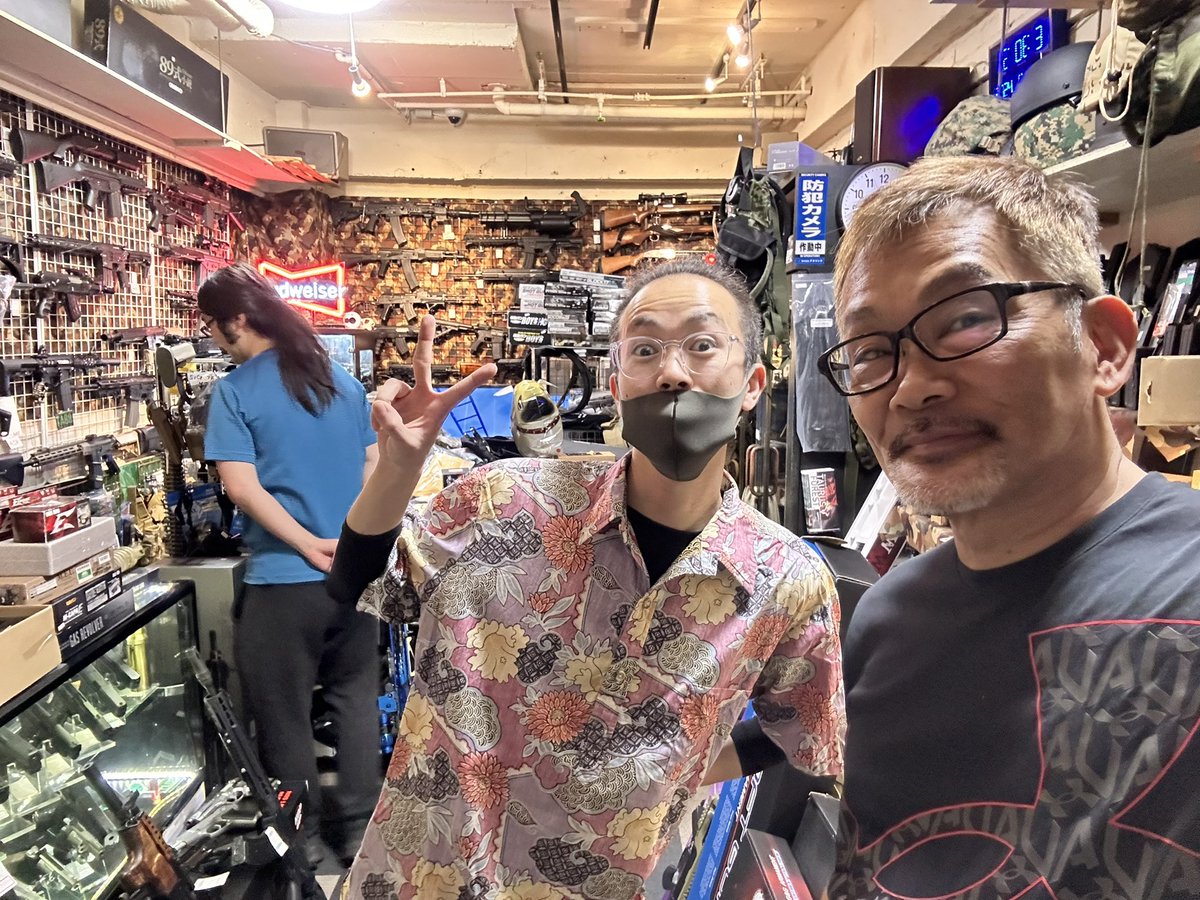 ultra_tun's tweet photo. ガンショップ束屋
悲しくも今はなき、ブレイブポイント広島の店長さんご来店😊
もっと長くお付き合い出来たら良かったのですけどねぇ… https://t.co/iPskhm134K