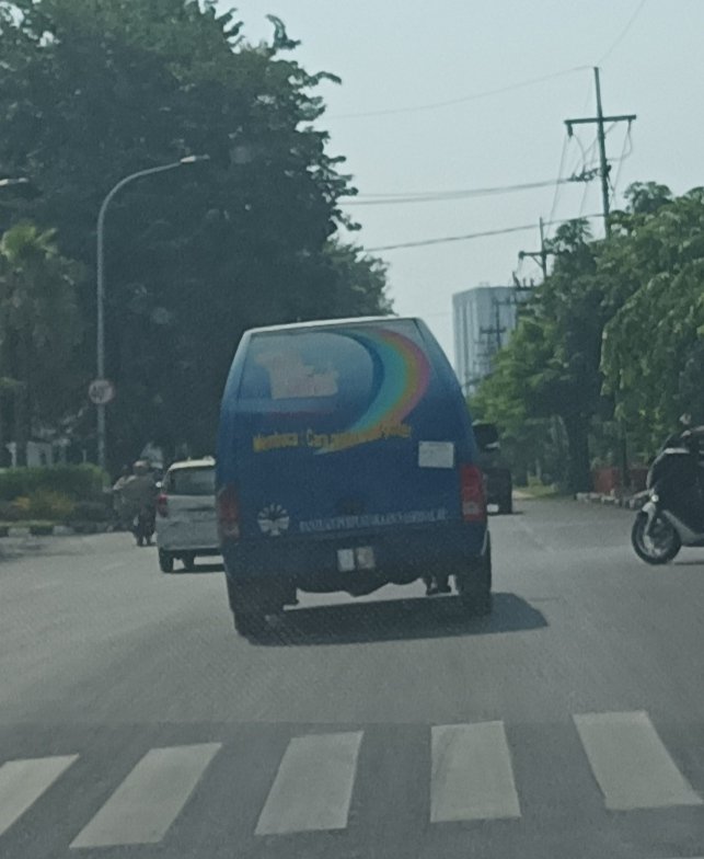 abdillah_17's tweet photo. Mobil baca bantuan @perpusnas1 @PerpusnasRI terpantau ugal-ugalan dan nerobos lampu merah di daerah Jemursari sebelum Pom Bensin, plat nomor juga ditekuk hingga tidak terbaca. @e100ss @JatimPemprov @PemkotSurabaya https://t.co/PBNfhEiNpt