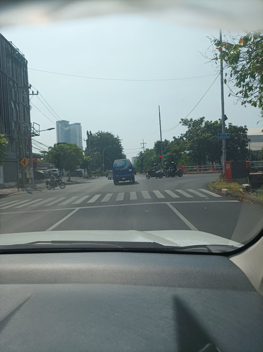 abdillah_17's tweet photo. Mobil baca bantuan @perpusnas1 @PerpusnasRI terpantau ugal-ugalan dan nerobos lampu merah di daerah Jemursari sebelum Pom Bensin, plat nomor juga ditekuk hingga tidak terbaca. @e100ss @JatimPemprov @PemkotSurabaya https://t.co/PBNfhEiNpt