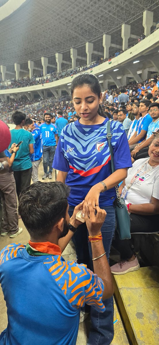 Tridip21's tweet photo. A man proposed to his girlfriend at a football match instead of an IPL game. The tweet congratulates the couple and praises the man's originality. 
#proposal #football #cricket #lovestory #Indiavskuwait #Kolkata #SC11 
@IndianFootball @BluePilgrims @FIFAWorldCup @chetrisunil11 https://t.co/k0NbYaDyWh
