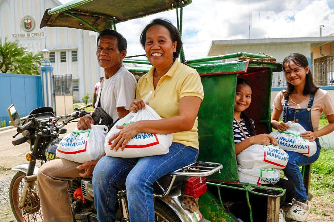 INCNewsNUpdates's tweet photo. Iglesia Ni Cristo's Lingap sa Mamamayan in the Visayas extended its help to the province of Capiz to provide care packages for those affected by the El Niño phenomenon, especially to those in the agricultural sector, such as farmers.
  
#IglesiaNiCristo #LingapsaMamamayan https://t.co/cKeot2XeMz