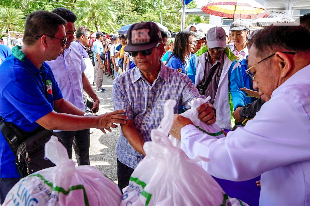 INCNewsNUpdates's tweet photo. Iglesia Ni Cristo's Lingap sa Mamamayan in the Visayas extended its help to the province of Capiz to provide care packages for those affected by the El Niño phenomenon, especially to those in the agricultural sector, such as farmers.
  
#IglesiaNiCristo #LingapsaMamamayan https://t.co/cKeot2XeMz
