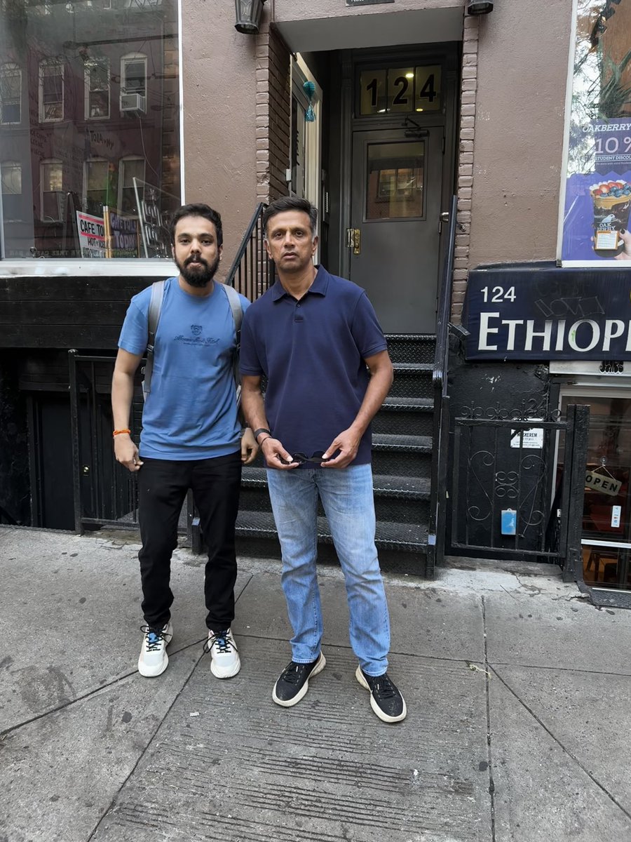 NirajNBora's tweet photo. Rahul Dravid on  Streets of New York! #TheWall https://t.co/pTXwBniDEm