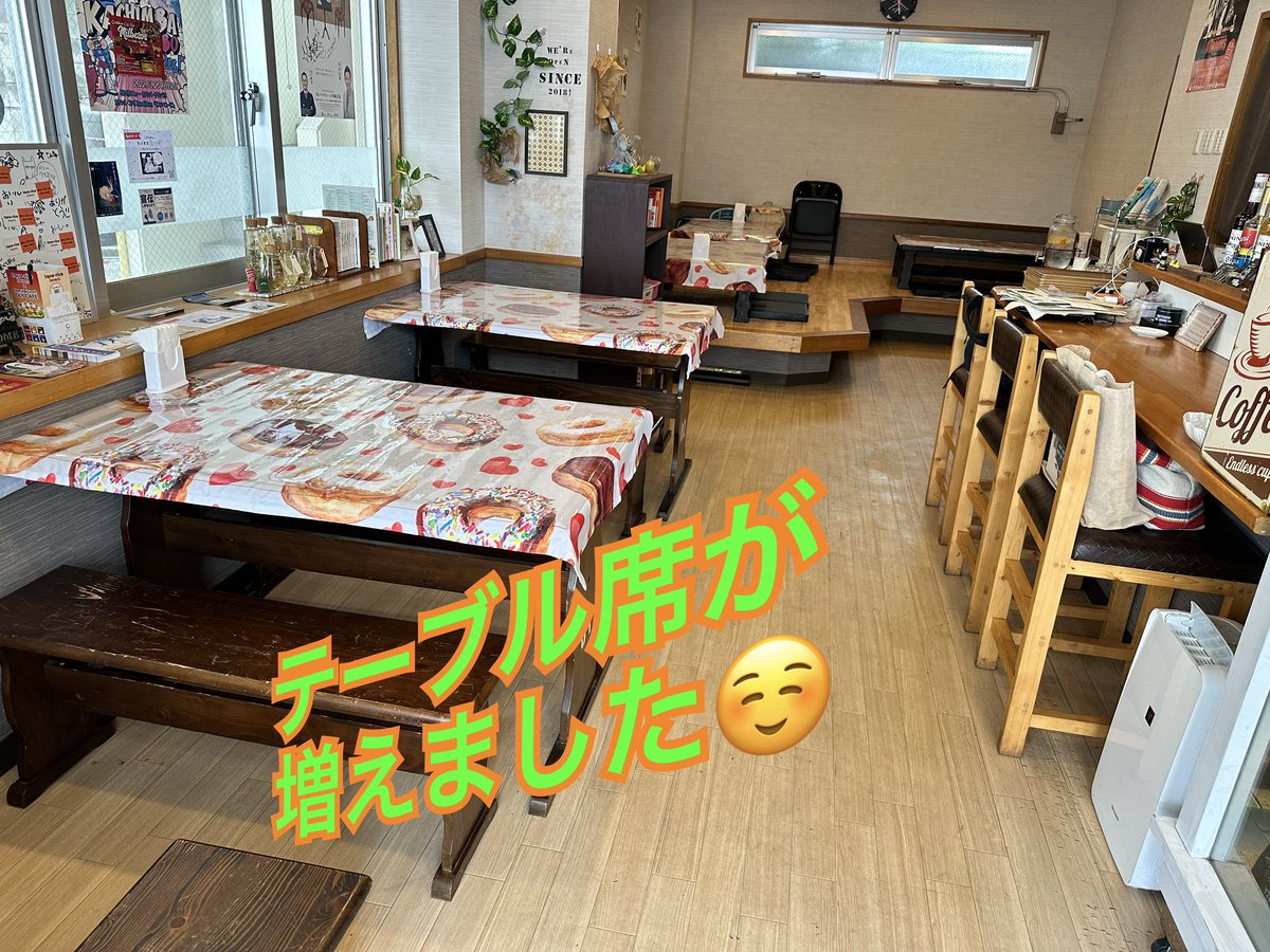 cafe_olyokinawa's tweet photo. 【店内テーブル席増えました。】

いつもoly cafeをご利用頂き誠にありがとうございます。

ここ最近、イートインやランチが徐々に増えているのでテーブル席増やしました。
テーブルカバーもドーナツ柄の明るい感じで店内が華やいでます。

ぜひ店内飲食でご利用下さいませ。
OLY CAFE
098-988-1009 https://t.co/PhkEOhygpo