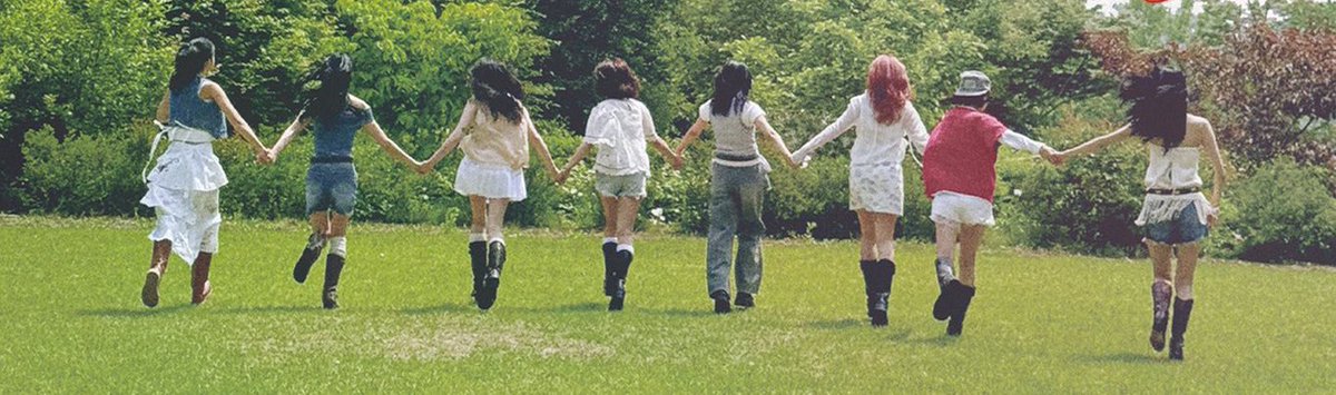 "꼭 잡은 손들과 질끈 감은 눈들
아무도 놓지 못하고
바라볼 수밖에 없던 혹시나 하는 마음뿐만"

- 우리라는 이유 (Just Us)