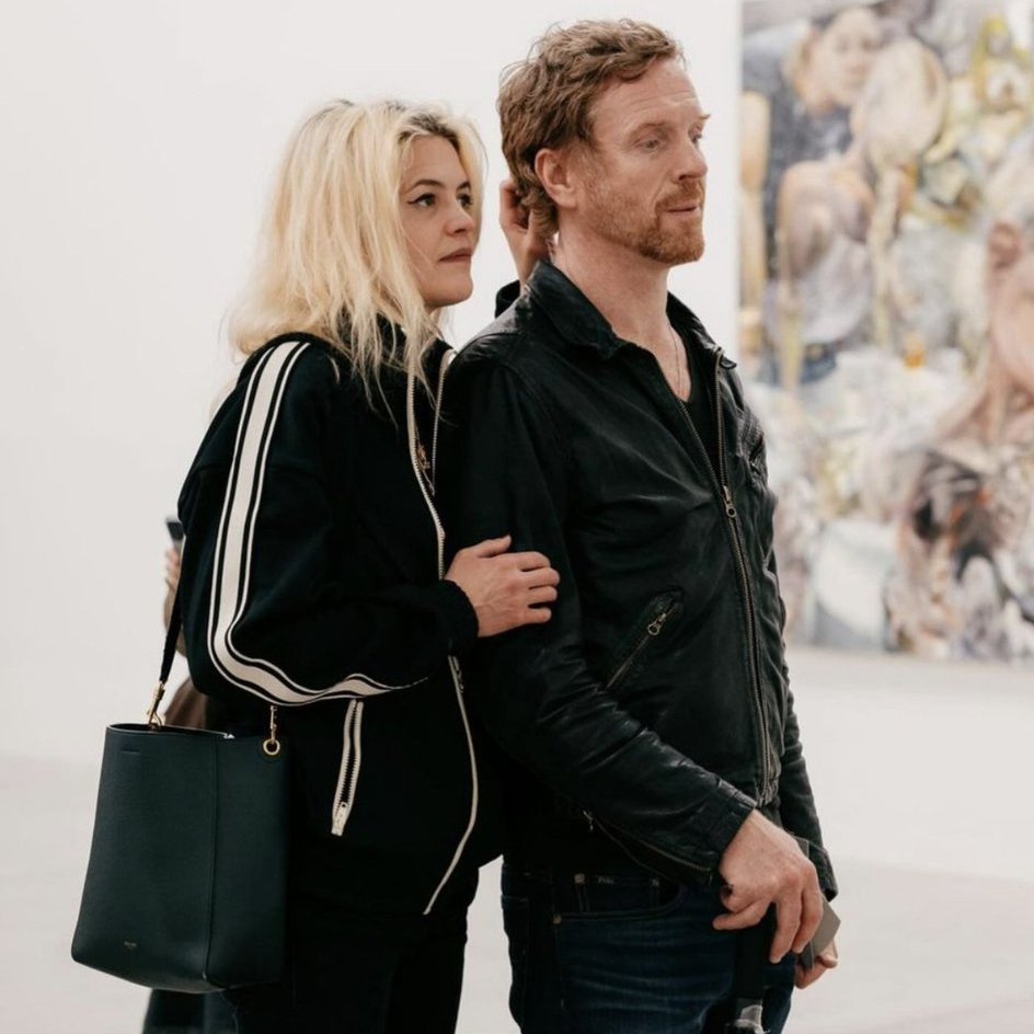 FanFunDamian's tweet photo. This could be my fave pic of my fave couple! Damian and Alison preview Harper's Bazaar Art Walk for London Gallery Weekend! Get the scoop and see more pics: https://t.co/Yp9394zUrx #DamianLewis #AlisonMosshart #HarpersBazaar #BazaarArtWalk #BazaarUK https://t.co/84ASZqj5XR